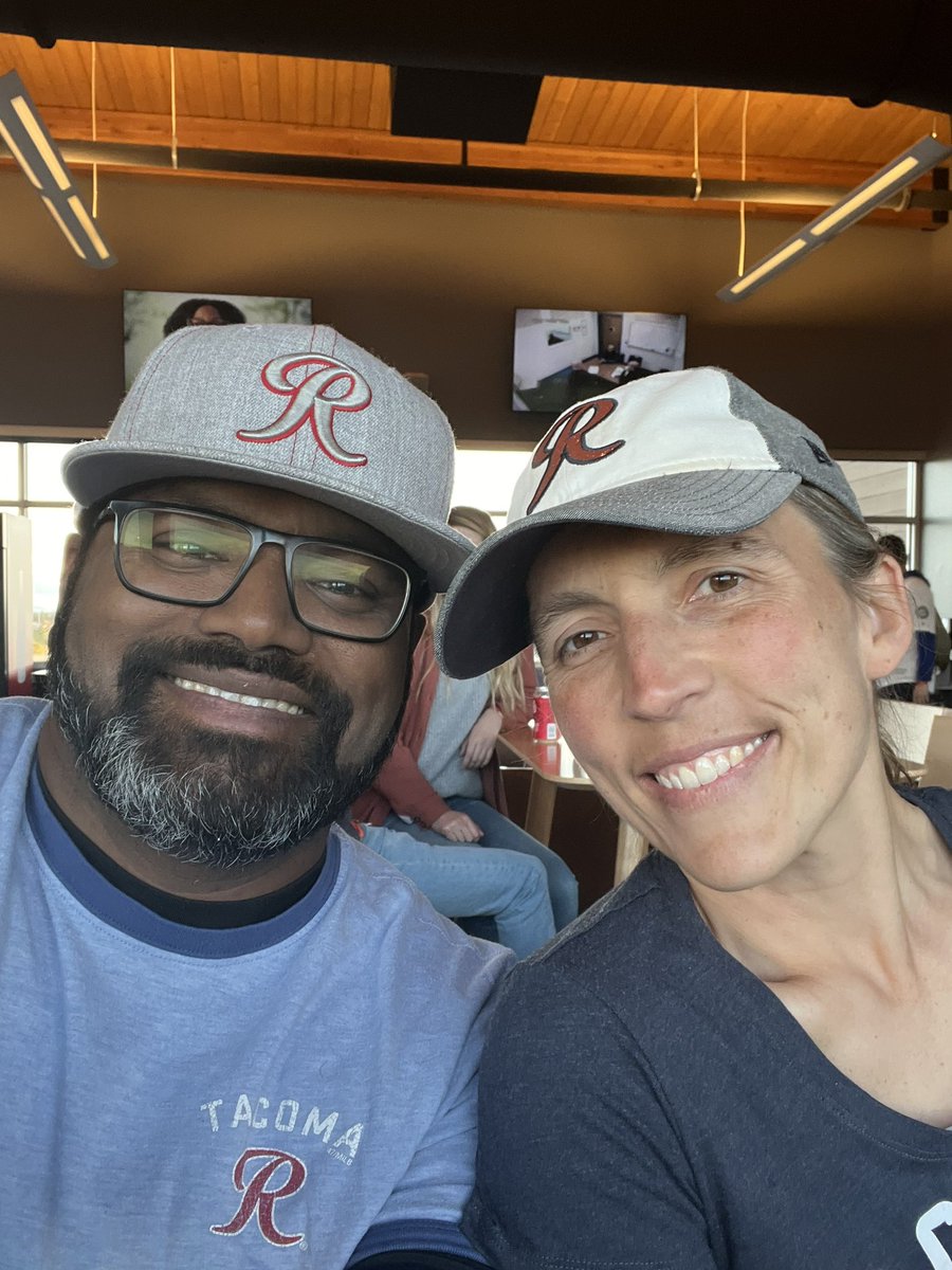 Just another Tuesday with the Rainiers. #rselfie #rainiers