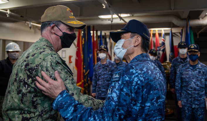 JMSDF_SUF's tweet photo. 4月15日、福田達也 護衛艦隊司令官(海将)は、#横須賀 に入港中の#米海軍 #原子力空母「#ロナルド・レーガン」において、米海軍 #第5空母打撃群/#CTF70 司令官 Michael Donnelly(少将)と懇談しました。
#日米共同 #護衛艦隊 #防衛交流 https://t.co/HMxJCWT5vM
