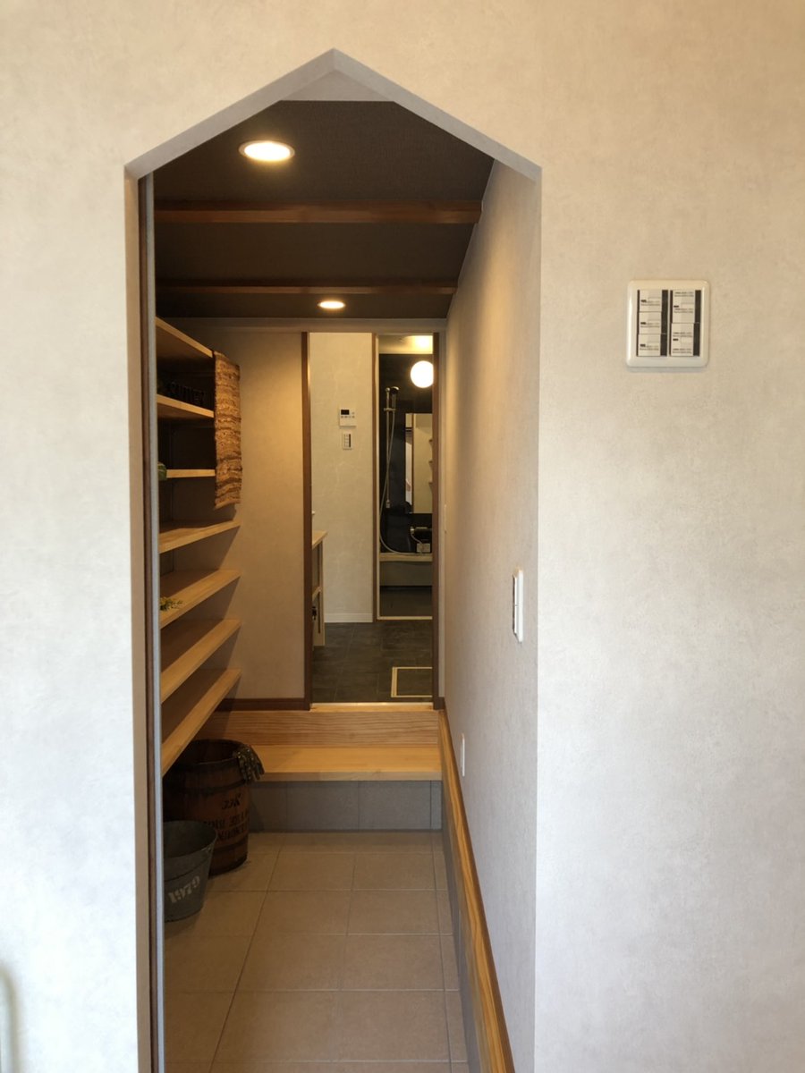 archome_kyoto's tweet photo. シューズクローク+土間収納
土間から直接洗面所やキッチンに行き来できる動線で、毎日快適!
アールや三角の壁で玄関ドアや建具が
可愛いらしい印象を与えてくれます😊
#ArcHome
#京都工務店
#注文住宅
#家づくりアイデア
#マイホーム計画中
#シューズクロークのある家
#土間収納のある家 https://t.co/q73KO6gWQM