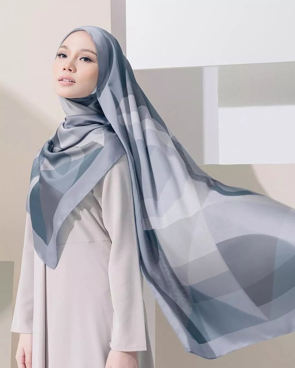 Mayyaaaa_____'s tweet photo. Printed satin shawl silk https://t.co/Mm2512T0S7