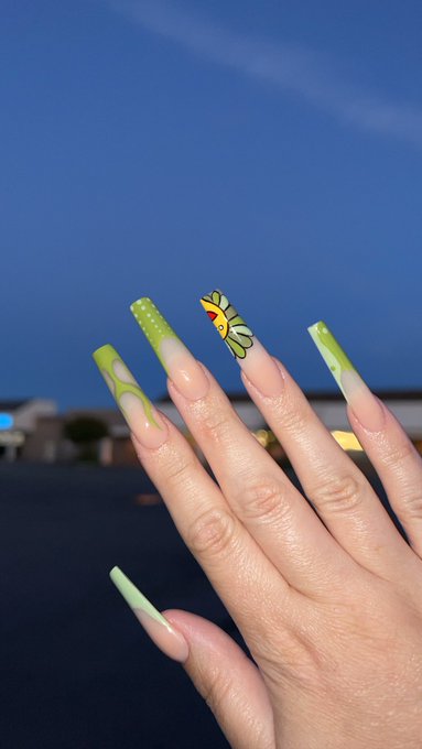My nail guy went 🌸off🌸   🥰💅 https://t.co/7rQLWFjo38<a href="/tag/giantess"class="tags"><span>#giantess</span></a>