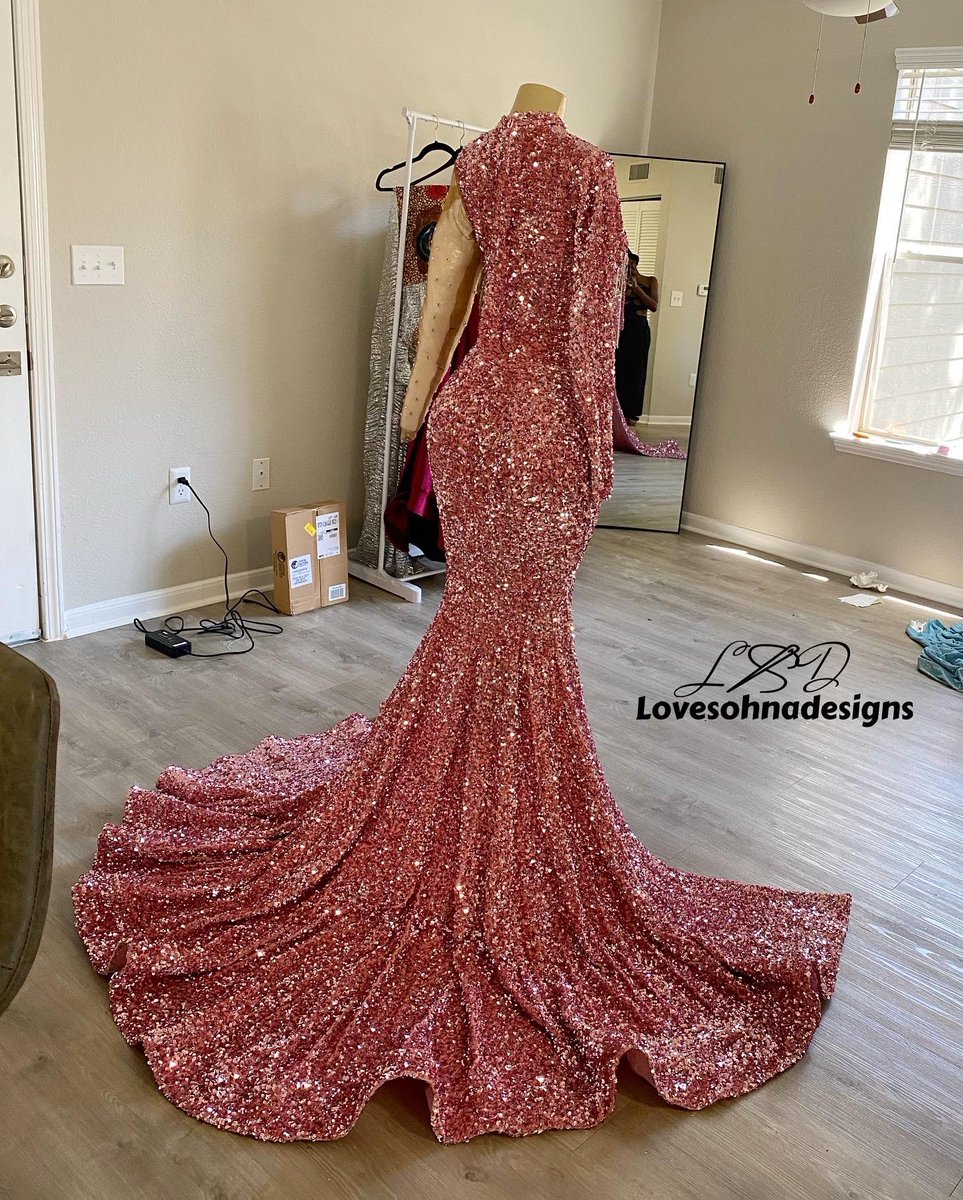 itssohnaa's tweet photo. Custom prom dress for a client 🪡💗#prom2022 https://t.co/JPNnEgguxU