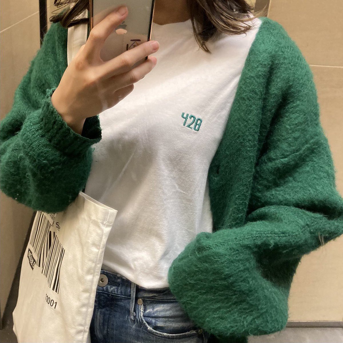 Z3brq_'s tweet image. オススメの刺繍Tシャツ（Sサイズ）をモデルさんに着てもらいました💡
めっちゃ可愛いいい😍🌿

お買い上げいただいた方は是非着てる写真を　#ZSTORE とハッシュタグをつけてツイートしてもらえると嬉しいです😎✨宜しくお願いします🤙🏾