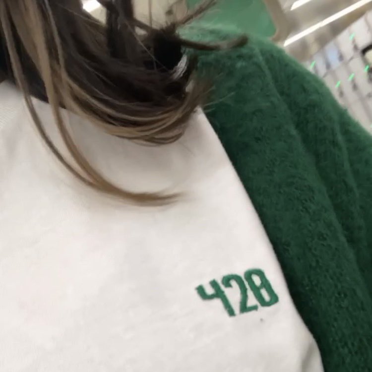 Z3brq_'s tweet image. オススメの刺繍Tシャツ（Sサイズ）をモデルさんに着てもらいました💡
めっちゃ可愛いいい😍🌿

お買い上げいただいた方は是非着てる写真を　#ZSTORE とハッシュタグをつけてツイートしてもらえると嬉しいです😎✨宜しくお願いします🤙🏾