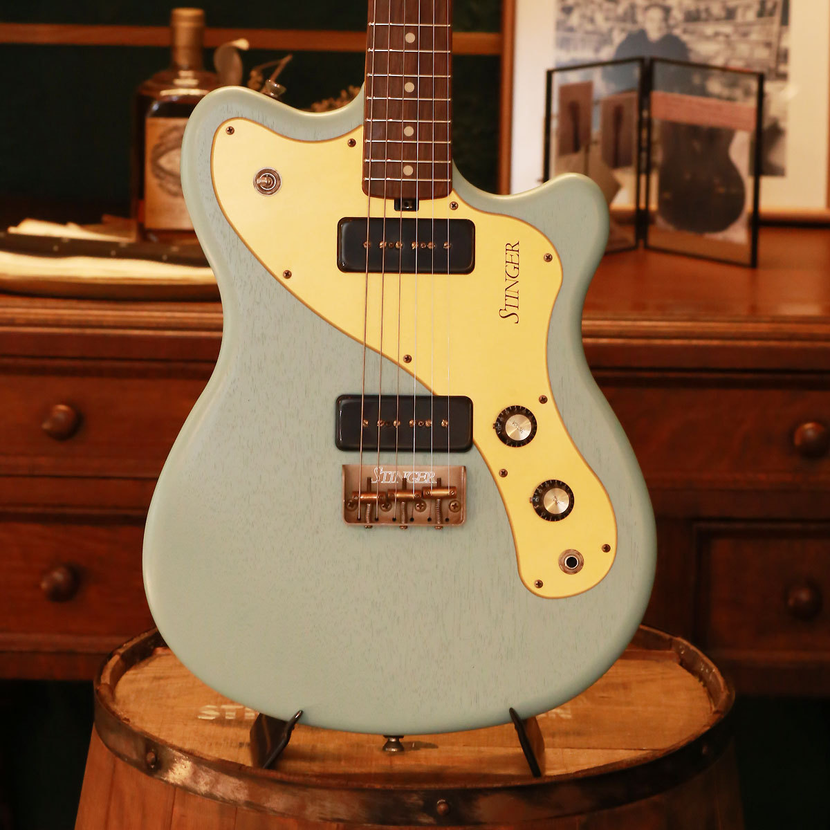zemagreco_osaka's tweet photo. #Macmull Custom Guitars Stinger, Daphne Blueは、ボディにブラックリンバ(コリーナ)を使用しています。
ボディデザインも音響特性、演奏性を考慮しながら考え出されたオリジナルデザインです。
➡️https://t.co/jI6FVGwDYs
#エレキギター #メイドインイスラエル #マクマルカスタムギターズ https://t.co/TGq5KyEjoN
