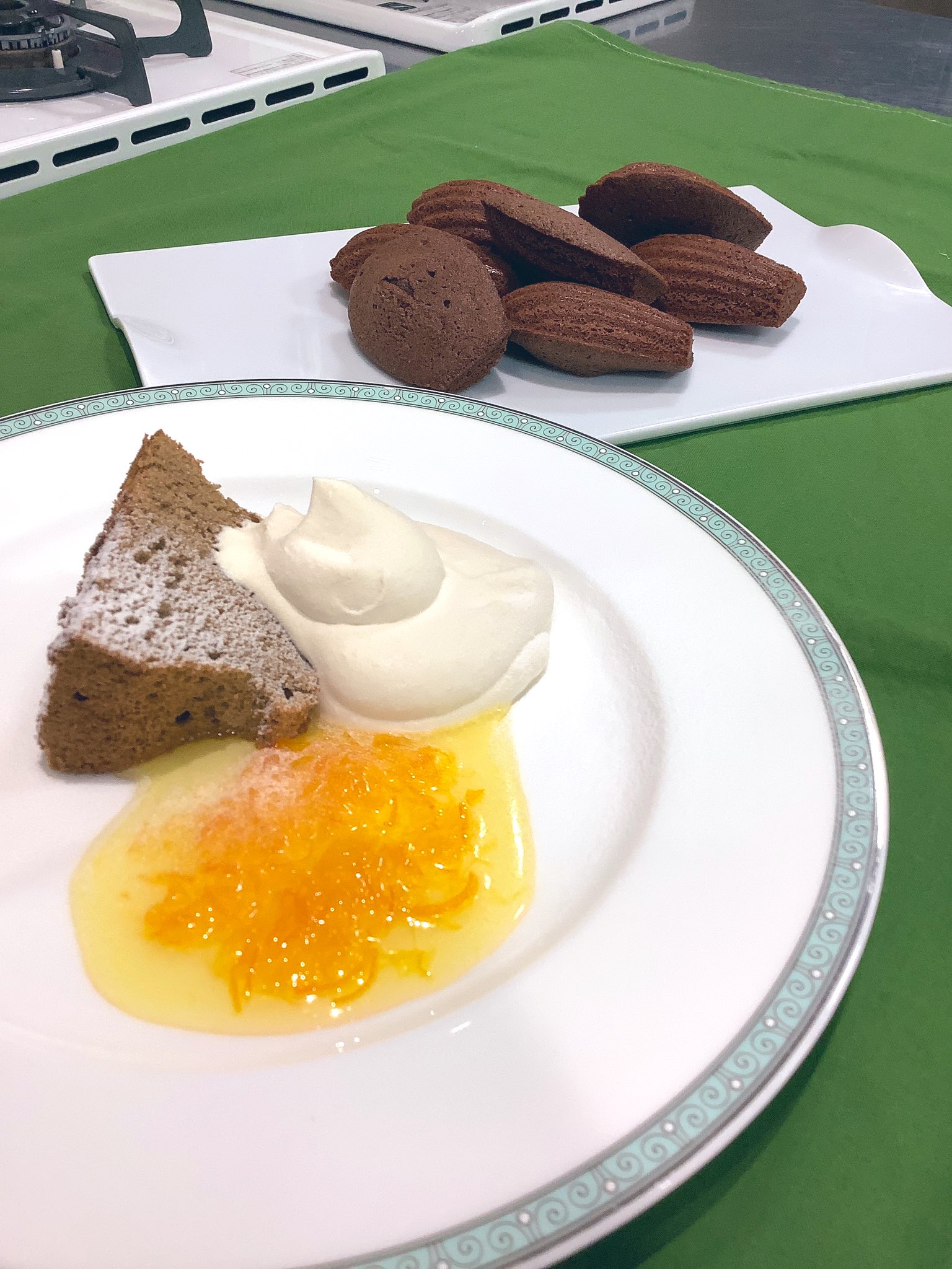 O Xrhsths 町田製菓専門学校 公式 Sto Twitter お菓子作りは笑顔作り 今日の2年生の洋菓子実習は 紅茶のシフォンケーキ チョコレートのマドレーヌ を作りました みんな上手に焼けて嬉しそうでした 町田製菓 シフォンケーキ マドレーヌショコラ