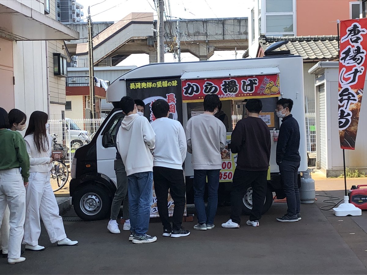 nheart_tw's tweet photo. 今日はとっても良い天気☀️久しぶりにキッキンカーの豊屋さんが来ています🚚1年生は初めてのキッキンカーです。大きな唐揚げお弁当食べて、午後の授業頑張ってね‼️#えぬは ＃長岡 ＃キッチンカー ＃豊屋 ＃nsg  ＃カレッジリーグ https://t.co/2043EcttIC