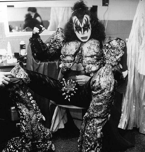 crockpics's tweet image. Gene Simmons sits in a dressing room wearing full make-up and costume, 1979. Photo by Hulton Archive/Getty Images