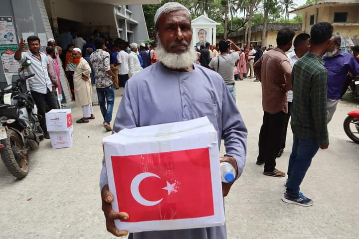 Tika_Bangladesh's tweet photo. @Tika_Turkey 
পবিএ রমজান মাস উপলক্ষ্যে বাংলাদেশের দক্ষিণের জেলা বরিশালের বাবুগঞ্জ এবং গৌরনদী উপজেলার ১০০০ দুস্থ পরিবারের মাঝে রমজান এর খাদ্য সামগ্রী বিতরণ করা হয়। 
#Allforsmiles
#From the heart of Turkish people.
#Ramadan2022. https://t.co/yO9ocDm3CN