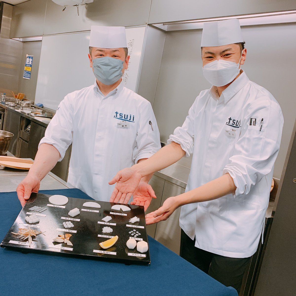 日本料理の包丁の使い方✨ 鈴木先生と竹下先生ペアで授業です。