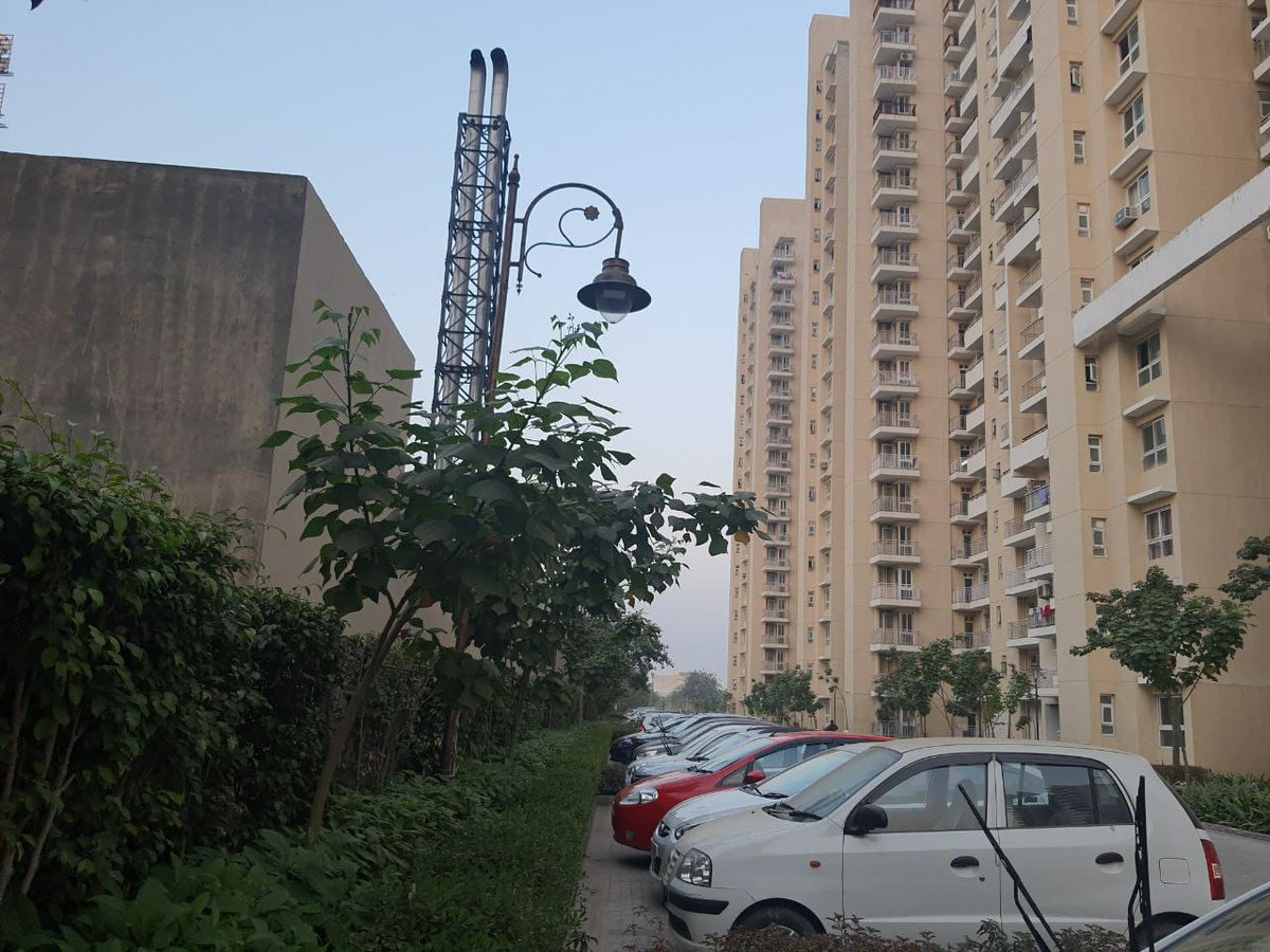 DEEPAKKAHUJA's tweet photo. #Gurgaon सिग्नेचर हॉस्पिटल के जेनरेटर से निकल रहे धुएं से सेक्टर 37डी स्थित बीपीटीपी स्पेशियो के रेसिडेंट्स परेशान। जेनरेटर से काफी आवाज होने का आरोप। धुंआ घुस रहा 20 मंजिला टावर के फ्लैट्स में। @BPTPSpacioRWA @hspcbrogrs @CPCB_OFFICIAL @MunCorpGurugram @DC_Gurugram #NGT https://t.co/uj5VoXnYLJ