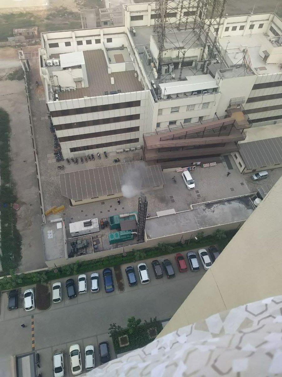 DEEPAKKAHUJA's tweet photo. #Gurgaon सिग्नेचर हॉस्पिटल के जेनरेटर से निकल रहे धुएं से सेक्टर 37डी स्थित बीपीटीपी स्पेशियो के रेसिडेंट्स परेशान। जेनरेटर से काफी आवाज होने का आरोप। धुंआ घुस रहा 20 मंजिला टावर के फ्लैट्स में। @BPTPSpacioRWA @hspcbrogrs @CPCB_OFFICIAL @MunCorpGurugram @DC_Gurugram #NGT https://t.co/uj5VoXnYLJ