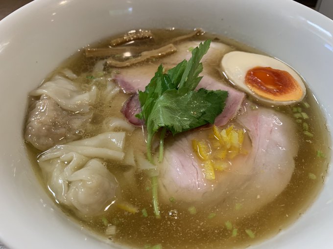 マルギットの拘束具
黄金の魔力を帯びた呪物
忌み子と呼ばれる呪われた者たち
そのただ一人を、特に厳重に拘束するもの
僅かだが、その拘束の魔力は残っており
かつての幽囚、マルギットを一時的に地に縛るだろう 