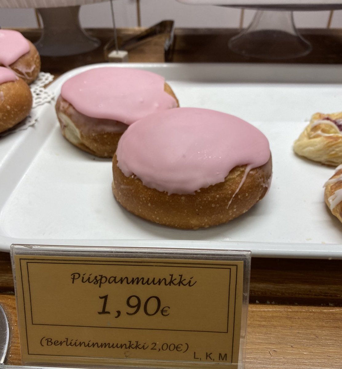 Tottahan se on: avaamme KOLMANNEN pelitilan tänä vuonna! 🔥🔥  

🧐🧐 Mutta minne? 🧐🧐

Katso kuvavinkit ja osallistu keskusteluun. Vain VÄÄRIÄ vastauksia, kiitos. 

#simmottis #sheltergameroom