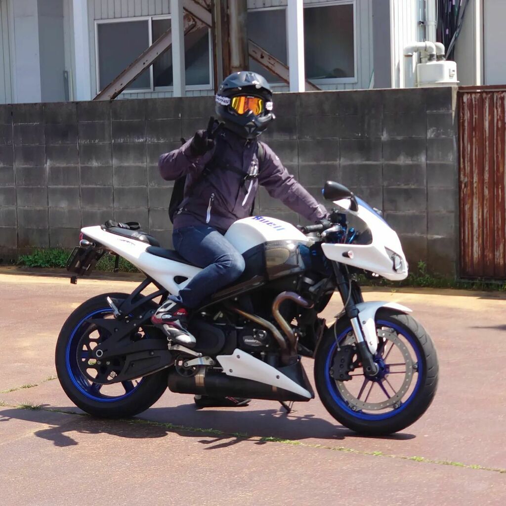 overloadmain's tweet photo. ビューエルXB12RのEgオイルを交換したのですが、作業中の写真撮るの忘れてました…😑
代わりにオーナーと車両のツーショット。
#ビューエル #ビューエルXB
#buell #buellxb #xb12r
#overloadmachinery https://t.co/sh6jQ2VdOi