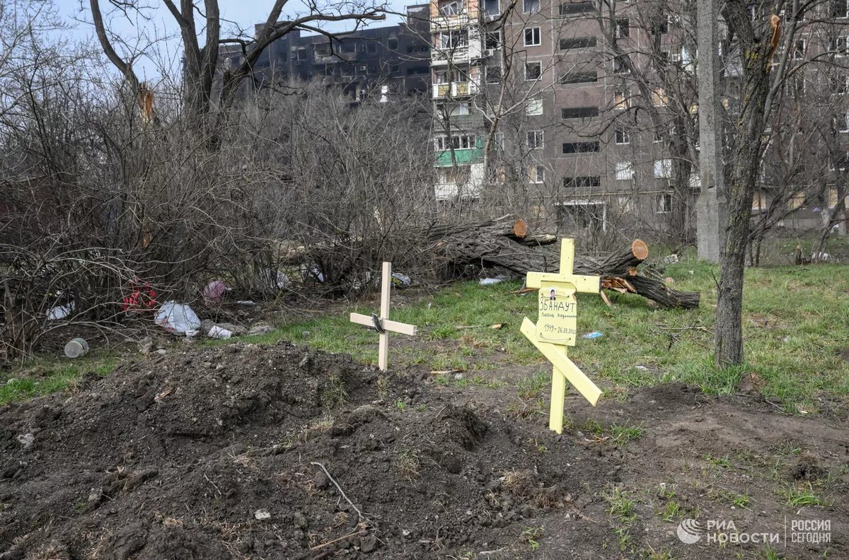 Могилы убитых людей. Самое страшное кладбище. Могилы убитых людей. Могилы в мариуполе. Могилы убитых людей.