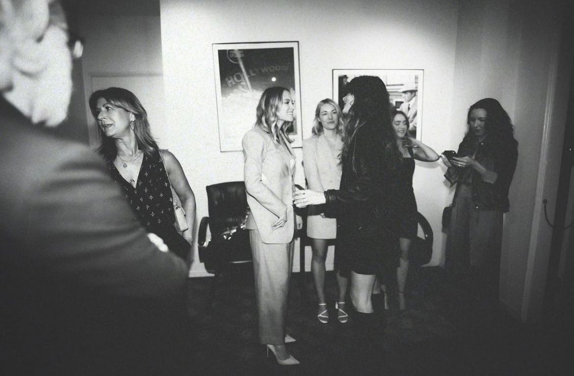 SaraOrelli's tweet image. "But when you hold me near, you drown out the crowd, try as they may they can never define ehat's being said between your heart and mine.." ❤
#whenyousaynothingatall #dsavre #spampistefania