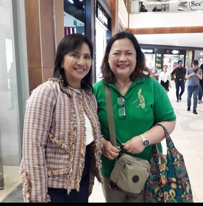 tserrybomb's tweet photo. @GerryCacanindin At Powerplant Mall  I can't recall the date , around 2018 I think ☺️.. her security detail tried to stop me when I approached VP Leni... But VP told her, it's OK... Then the security  detail was the one who took the picture.. 🥰 https://t.co/2UqJ6OkrKE