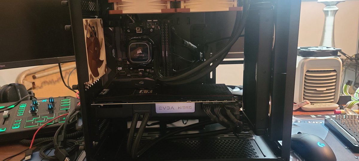 ExoticPotato_'s tweet photo. Cable management is a mess, but it boots so  fuck it. Time for panels. https://t.co/CNbuiOofjr