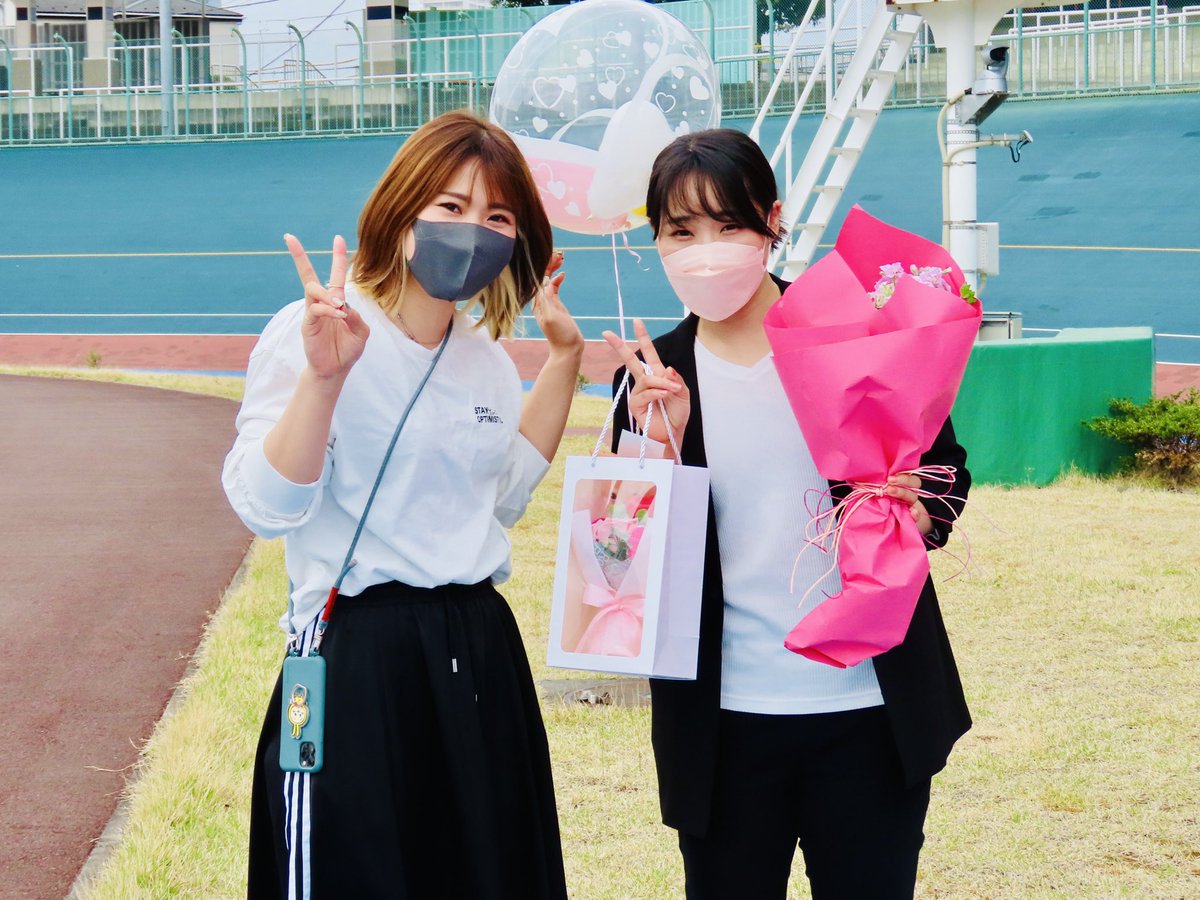 TachikawaKEIRIN's tweet photo. 引退を発表された
🚴‍♀️#高木真備 選手が
立川地区などの選手の皆様に
ご挨拶に来られました💐✨

一緒に練習されたり
会話を楽しむ姿を見れなくなるのは
正直寂しいです…😭

選手の皆様も高木選手の
次のステージでのご活躍を
応援されていました🥰📣

#たちかわ競輪

※撮影時のみマスクを外しています https://t.co/EcQAyqrYX9