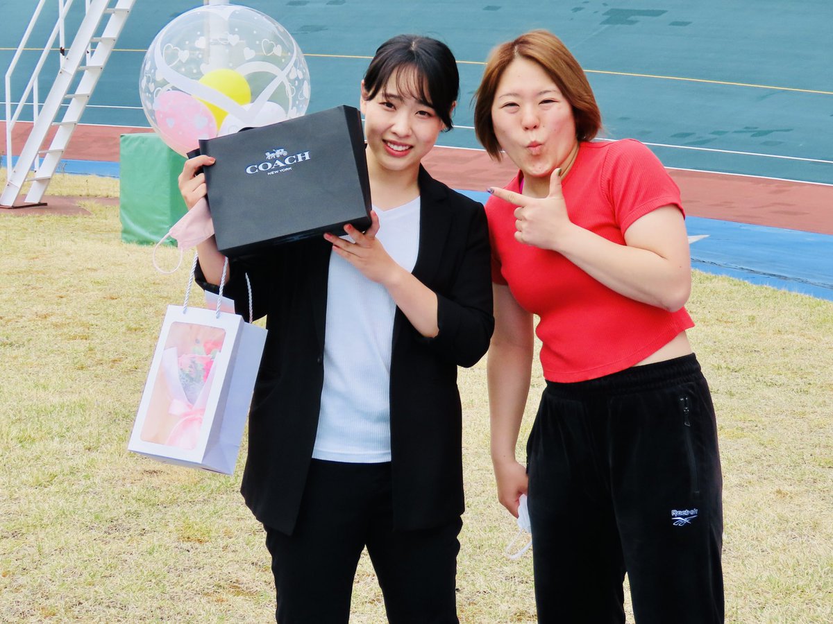 TachikawaKEIRIN's tweet photo. 引退を発表された
🚴‍♀️#高木真備 選手が
立川地区などの選手の皆様に
ご挨拶に来られました💐✨

一緒に練習されたり
会話を楽しむ姿を見れなくなるのは
正直寂しいです…😭

選手の皆様も高木選手の
次のステージでのご活躍を
応援されていました🥰📣

#たちかわ競輪

※撮影時のみマスクを外しています https://t.co/EcQAyqrYX9