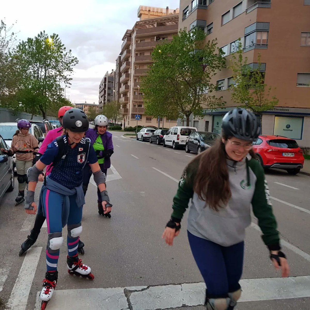 Ruta básica de martes. Entretenida y en buena compañía. Ven a rodar con nosotros!! Únete a CCRueda y disfruta de un ambiente sano y divertido #patinajeenlinea #cacerespatrimoniodelahumanidad #deportecaceres #DeporteExtremadura #ccrueda #diversionasegurada #amigos #familia