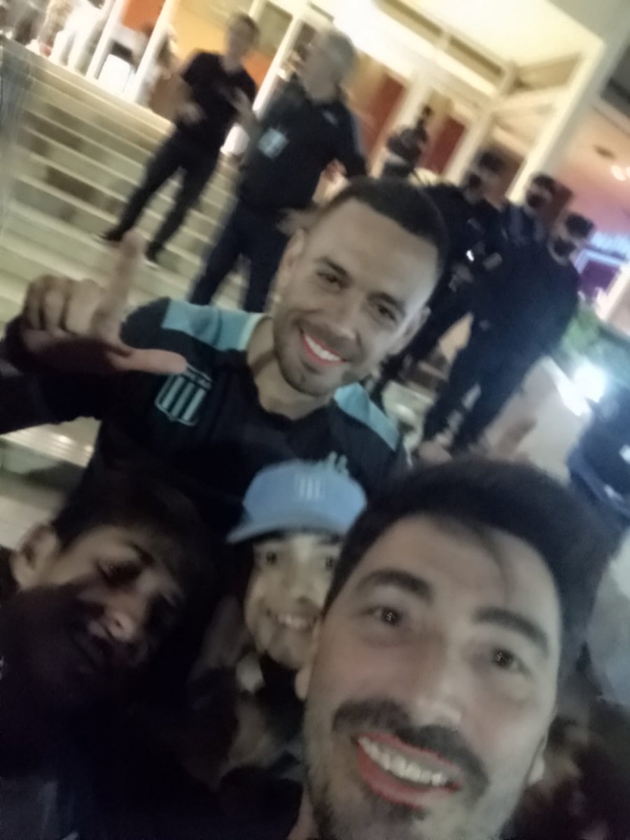 CApechege's tweet photo. Que lindo ver a jugadores de primera haciendo la señal del pechege https://t.co/9myS87XDIh