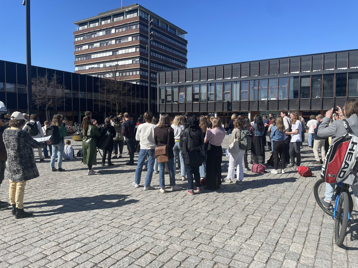 sum_uio's tweet photo. Det er plass til fler på Akademiaprotest #ScienceNotSilence - bli med neste gang da vel 💪🌏 For å gi klar beskjed om at gapet mellom hva forskningen sier og hva politikere gjør er alt for stor. https://t.co/Sr2Ag4pwWQ