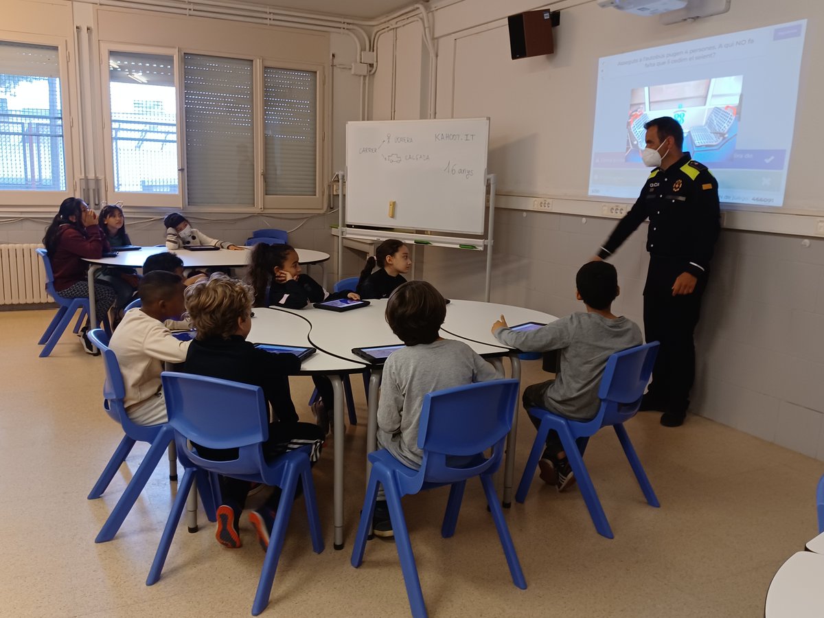 Aquest dimarts ens ha visitat la Guàrdia Urbana. Els nens i nenes de tercer hem treballat amb un kahoot temes d'educació viària.