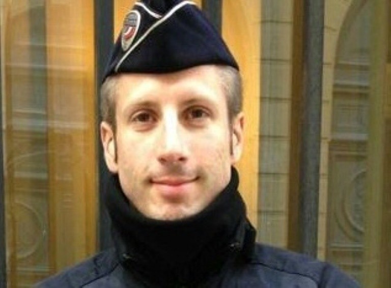 Il y a 5 ans, le 20 avril 2017, notre collègue Xavier Jugelé était assassiné par folie du terrorisme islamiste.
Ni oubli ni pardon...🙏🏿🕊
#policier
#NeJamaisOublier 
@prefpolice