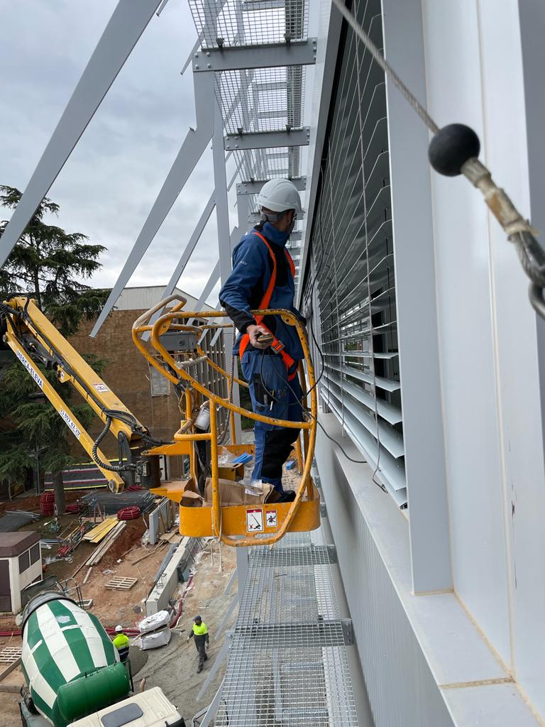 GriesserIB's tweet photo. ➡️#Instalación de 48 #persianasgraduables de #aluminio "Solomatic" en la obra #ParcTaulí en #Sabadell.

Fenomenal trabajo de nuestro #SAT oficial en #Cataluña #BUOSAT.🙌

#OfficialPartner #OneGriesser #inspiredbythesun #protecciónsolar #GriesserSAT #facilityservices @Buodomotica https://t.co/U7rnAf5eB5