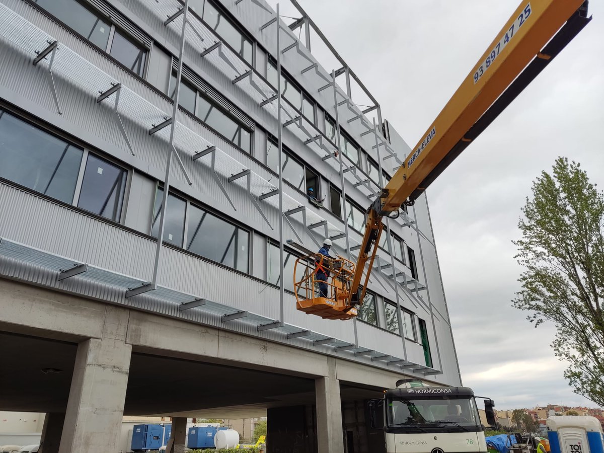 GriesserIB's tweet photo. ➡️#Instalación de 48 #persianasgraduables de #aluminio "Solomatic" en la obra #ParcTaulí en #Sabadell.

Fenomenal trabajo de nuestro #SAT oficial en #Cataluña #BUOSAT.🙌

#OfficialPartner #OneGriesser #inspiredbythesun #protecciónsolar #GriesserSAT #facilityservices @Buodomotica https://t.co/U7rnAf5eB5
