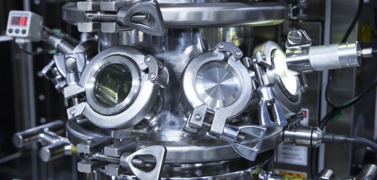 NEWS 🗞️:  <a href="/Nissan/">Nissan</a>  has unveiled details of its prototype production facility for laminated all-solid-state #battery cells, which the company aims to bring to market in 2028.

Find out more: bit.ly/3v7a8LS  #PowertrainMag #SustainableICEngine