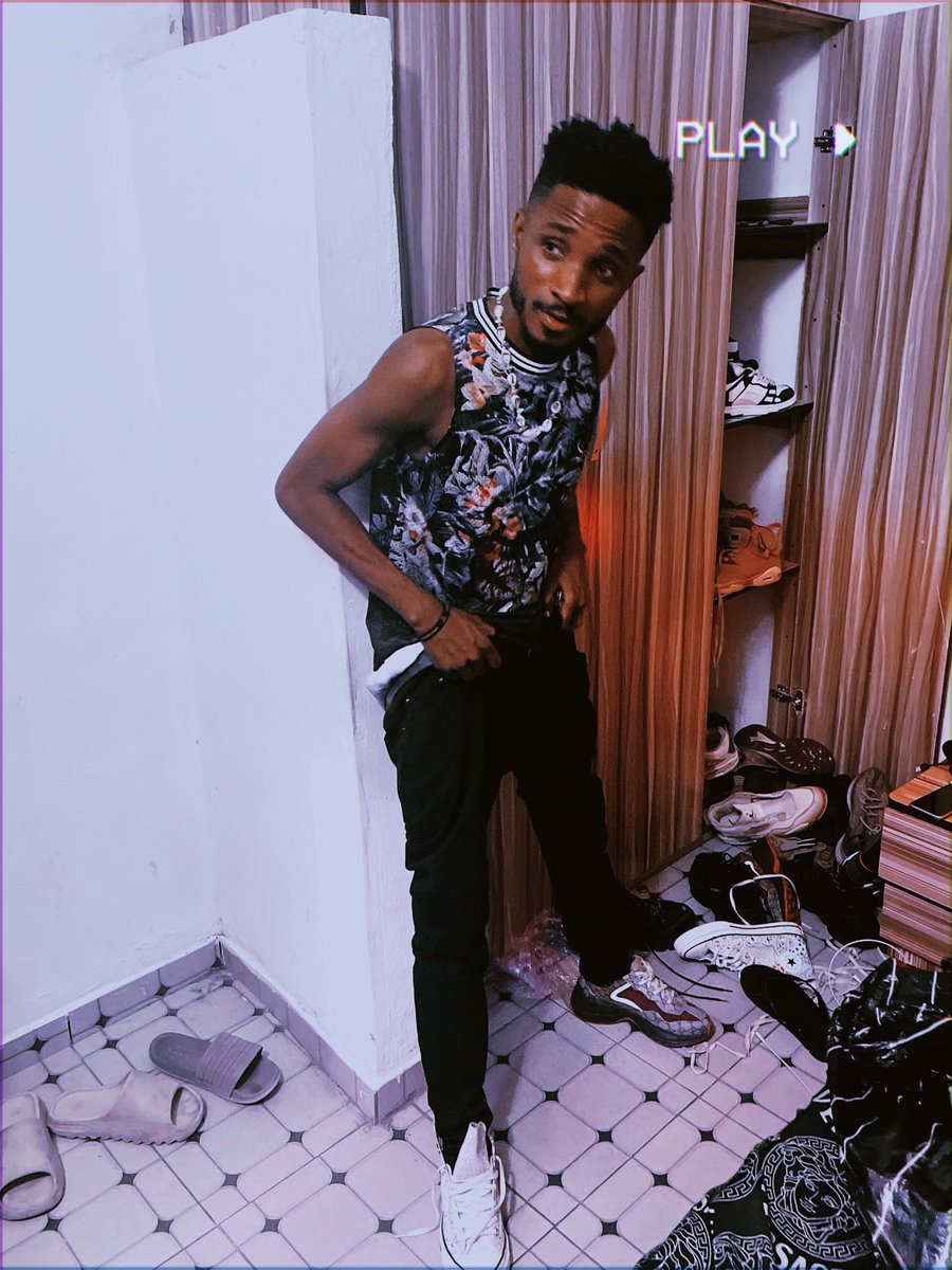 Ur wristband keeps the connection wirelessly 💚🧡