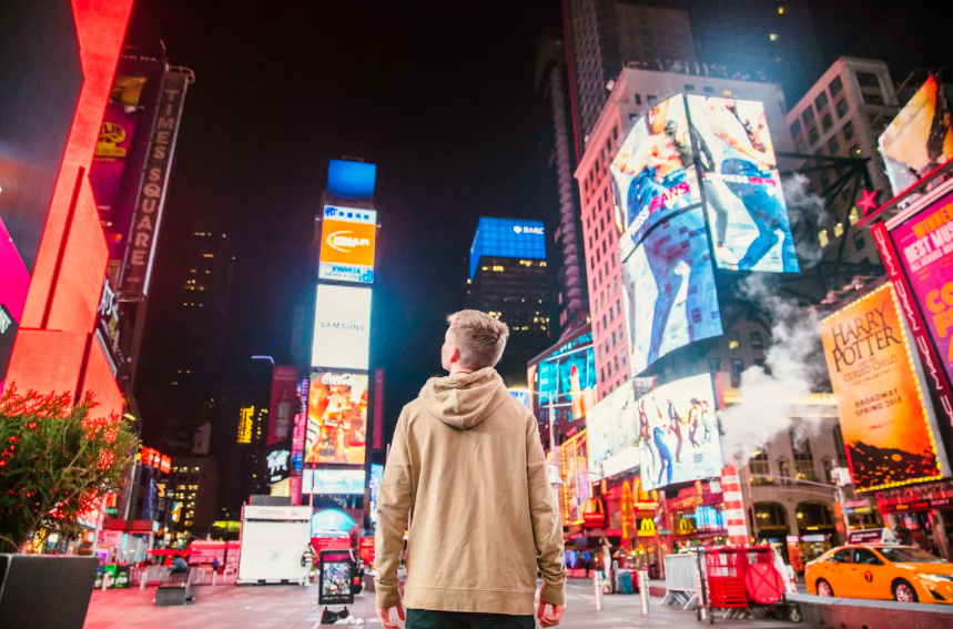 JIBSupdates's tweet photo. Does advertising benefit society? This new JIBS article by @GriffithDavidA @ProfHannahLee and @ProfYalcinkaya analyzes data from 34 countries over 9 years and finds a positive link between advertising spending and happiness: https://t.co/3bvMOIHUy1 https://t.co/tPhsM30tGp