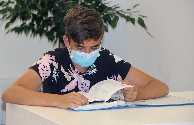 EC_Andalucia's tweet photo. ‼️😷 IMPORTANTE | Mascarillas
Tras la publicación en BOE de RD 286/2022 decae la obligación de su uso por los alumnos en colegios y pasa a ser recomendada.
Según @EducaAnd se mantienen los actuales protocolos a la espera de indicaciones para centros educativos de @saludand. https://t.co/X4WscaCwjz
