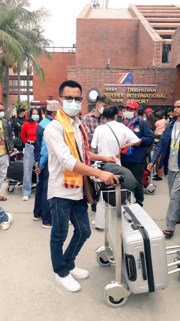 बाध्यताले आफ्नो परिवार, गाउँघरका साथिभाई ईष्टमित्र अनि देश छोडेर परदेश जानुको पिडाले यो मन भक्कानिएर रोएको छ तर छोरो मान्छे म आँखामा आँसु देखाउन सकिरहेको छैन 😢

#TravellingKorea✈🇰🇷🇰🇷