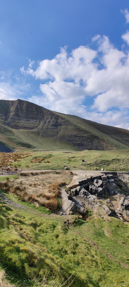 We have been blessed with wonderful weather this weekend. Perfect conditions for admiring the historical (but very much still moving) landslide at Mam Tor