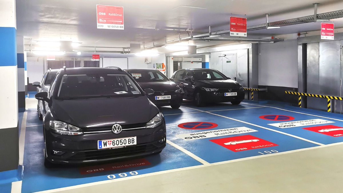 Brumm, brumm, das E-Auto geht um🍃 Mit unserem neuen Rail&amp;Drive Standort am Wiener Hauptbahnhof in der Gerhard-Bronner-Garage erweitern wir unser Carsharing-Angebot🚗 mit 7 Fahrzeugen - 3 davon mit E-Antrieb🔌 Buchbar: railanddrive.at &amp; wegfinder.app
©ÖBB/Dafert