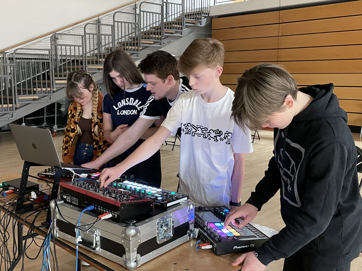 GWEITHDY 3: Lot o hwyl gyda <a href="/EndafMusic/">Endaf</a> wrth i’r criw arbrofi gyda synau ac effeithiau gwahanol 🎧

Cymysgu @eadythofficial x @MelltCerdd 👌