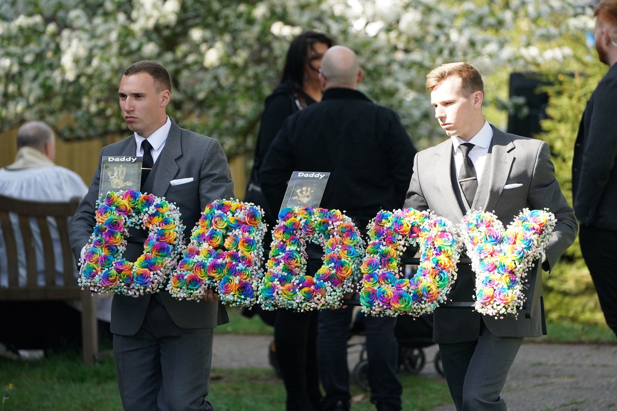 BBCNWT's tweet photo. Hundreds of fans have joined Tom Parker's family and friends for his funeral in London. 

The bolton-born @thewanted singer died in March after being diagnosed with brain cancer.

Fans lined the route to the service. 

Picture credit: PA https://t.co/xJyt44CFNL