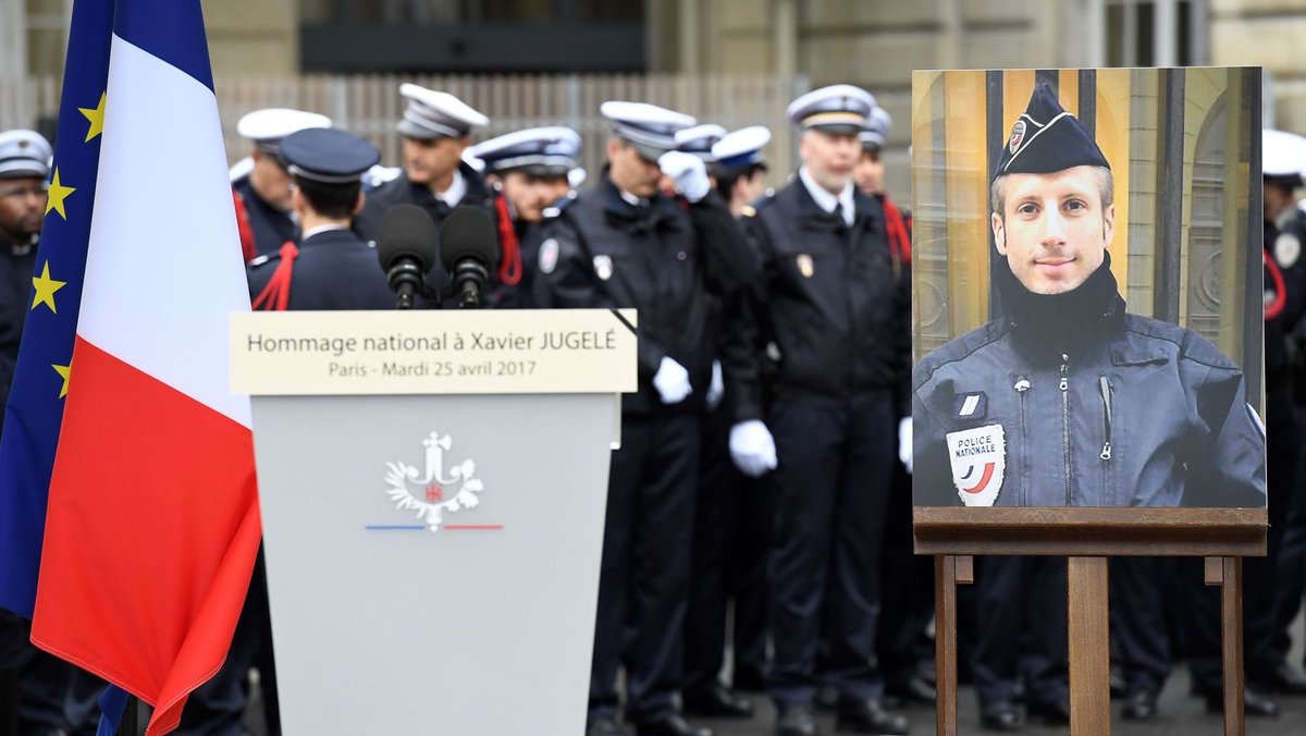 Mediavenir's tweet photo. 🕯🇫🇷 IN MEMORIAM : il y a 5 ans, jour pour jour, le policier Xavier Jugelé était assassiné de 2 balles de kalashnikov par un terroriste sur l'avenue des Champs-Elysées. L'attentat avait été revendiqué par l'Etat islamique. #XavierJugelé https://t.co/19QM4DhxHY