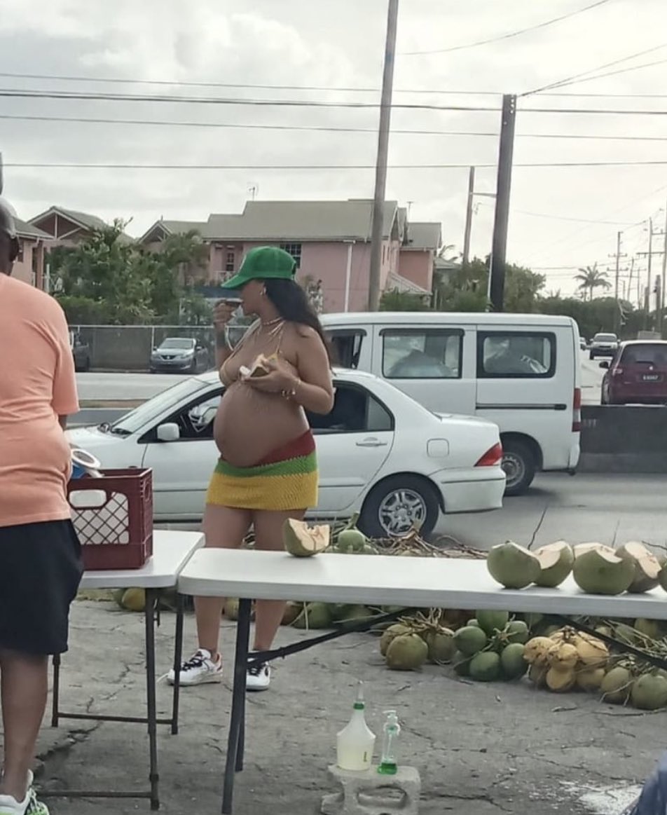 dodongshen's tweet photo. Ang saya kasama ni Rihanna sa Batangas walang arte nanlibre pa ng buko https://t.co/7lyCFLzRpy