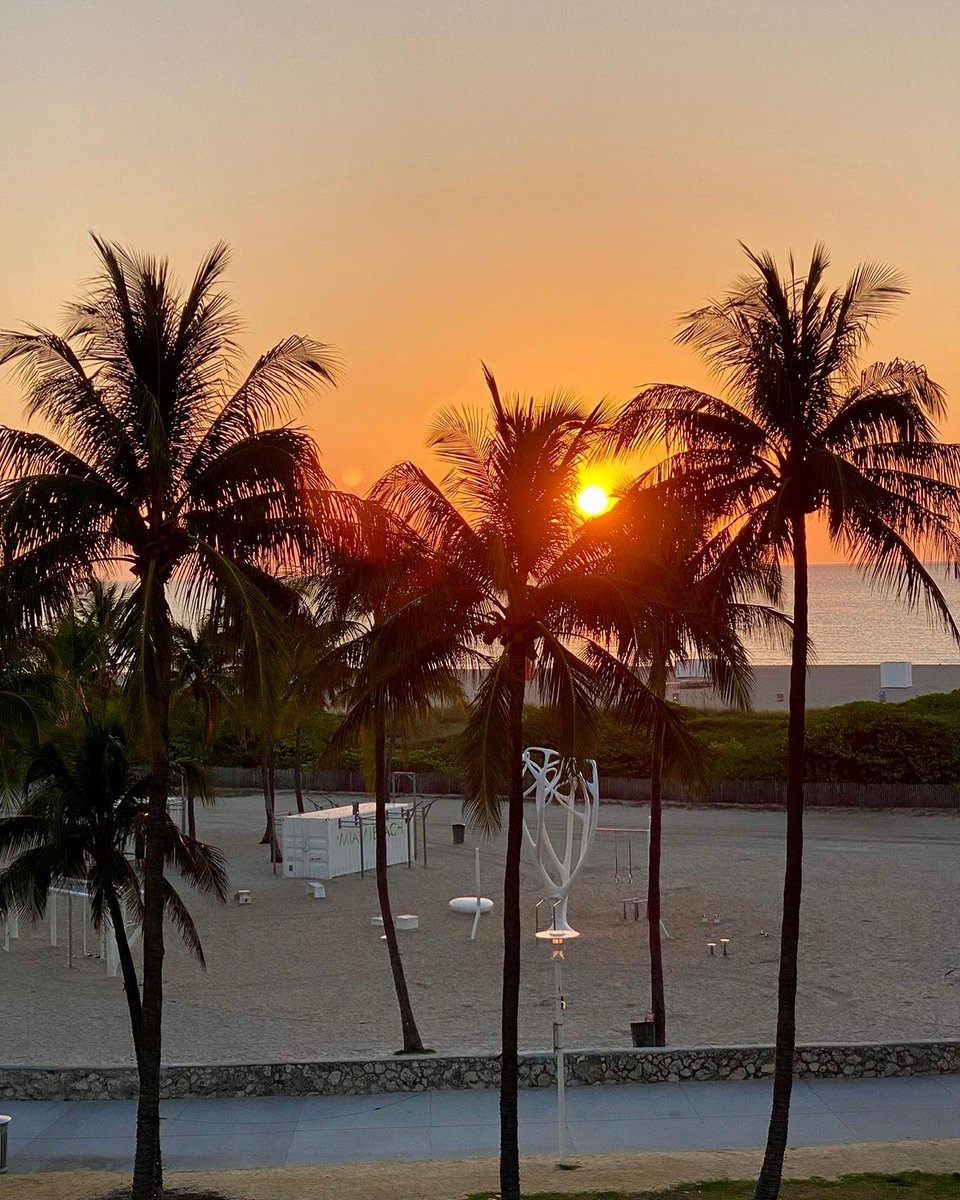 Nature #painting the sky. Penthouse views

 #aroundthepelican #bettertogether 🌼#tourism✈️#lovetotravel  #artdeco #travelaroundtheworld #miami 🦩#miamitravel ☀️🏝#sunshine #travelislife #roamtheplanet 🛫#dreamvacations