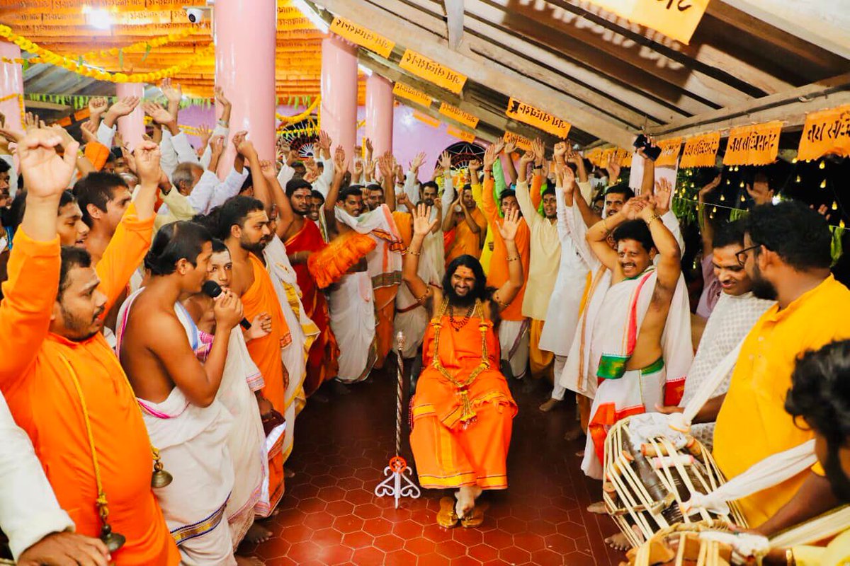 tapobhoomigoa's tweet image. जो सुख पाऊँ राम भजन में, सो सुख नाहिं अमीरी में। - संत कबीर 
पूज्य सद्गुरुदेव के सान्निध्य में ईश्वर भजन में तल्लीन , परं आनंद अनुभव करते हुए शिष्य।
#sadgurubrahmeshanand
#sadgurugoa #sadgurudev #पद्मश्री #padmashri2022 #goa