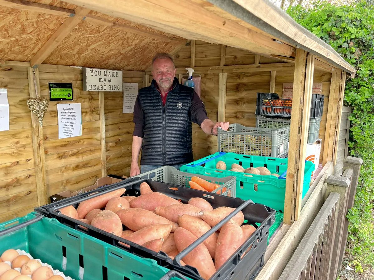 UKHarvest's tweet photo. Paul from Yapton Heart Shed looking extremely grateful for yesterday’s donations, including some deliciously fresh veg!
#foodrescue #zerowaste #foodbanks #foodcharity #goodfood #foodpantry #communityfoodbank #community https://t.co/N2LasVKamD