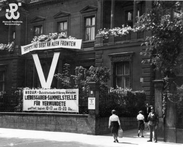 Немецкие нацисты устанавливали знак V в оккупированных городах, как знак своей победы