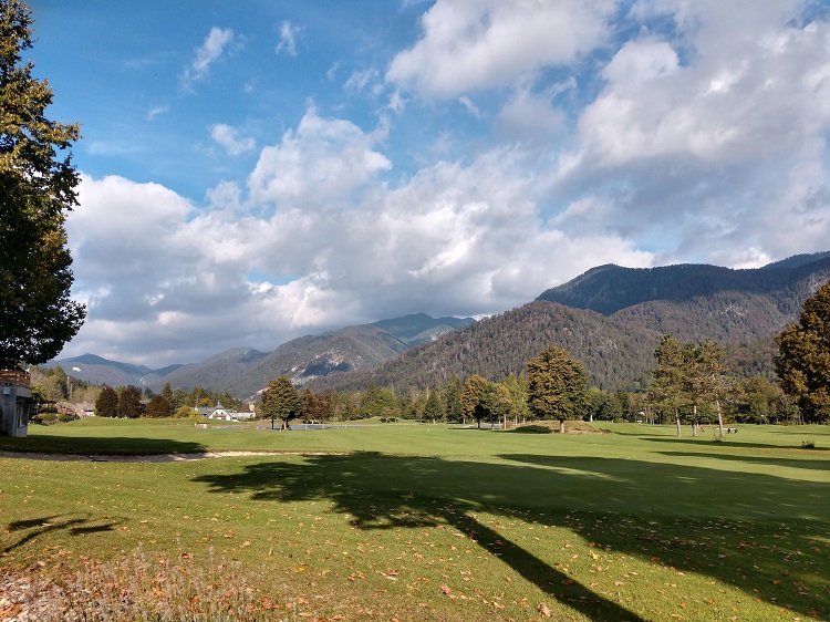 CiaoNico's tweet photo. #Aktivurlaub im #Dreiländereck rund um #Tarvis bedeutet nicht einfach Sport im Freien, sondern auch Golf ohne Grenzen, wie im #Golfclub „#Golf senza confini #Tarvisio“.👉https://t.co/MHU7DB6U9w @Ilfriulivenezia @IlTarvisiano @SonoitaliaInfo https://t.co/BzwT9uWa2x