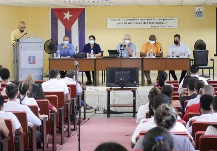 Ya suman muchas las historias del Presidente <a href="/DiazCanelB/">Miguel Díaz-Canel Bermúdez</a>  en la <a href="/UnivArtemisa/">Universidad de Artemisa "Julio Díaz González"</a>  🇨🇺 Desde nuestra Casa de Altos Estudios le deseamos un feliz cumpleaños al Líder 🇨🇺 Felicidades Presidente 🇨🇺

#UniversidadCubana #UAporCuba #Artemisa