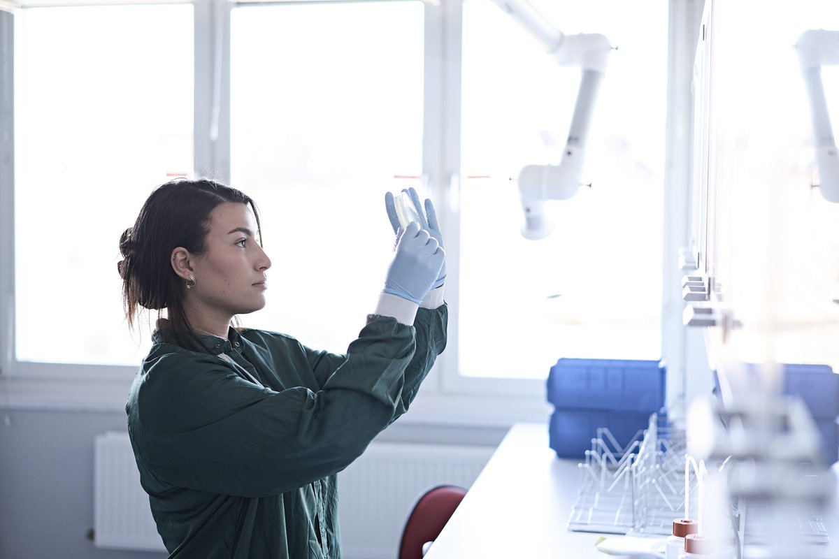 Big day! Our first clinical trial has begun - we are dosing humans with the CRISPR therapeutic, SNIPR001 - designed to selectively eradicate E. coli in the gut, preventing bacteremia in cancer patients. Thanks for the support <a href="/CARB_X/">CARB-X</a> 
sniprbiome.com/news-press